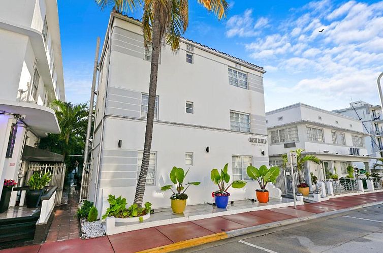 Chesterfield Hotel & Suites