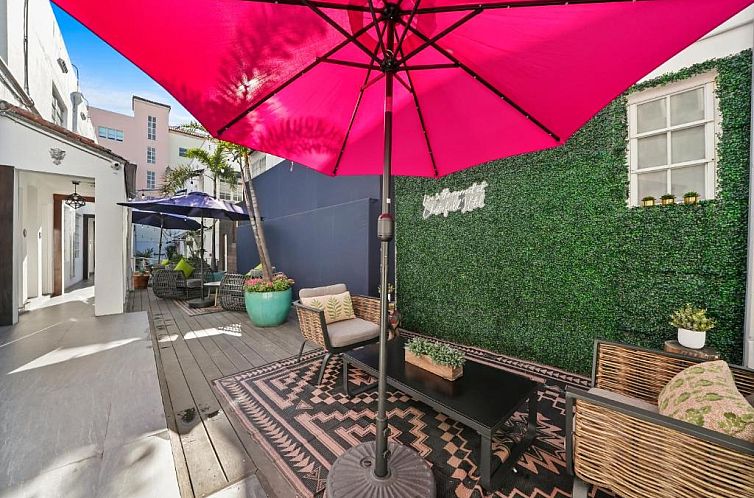 Chesterfield Hotel & Suites