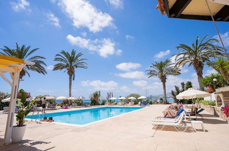 Entspannen Sie sich am Pool der Apartments Vrachia Beach in Pafos, Zypern, mit herrlichem Blick auf das Mittelmeer.