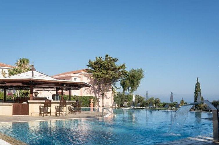 Entspannen Sie sich am Pool der Apartments Akamanthea, einer idyllischen Unterkunft in Polis, Paphos, Zypern.