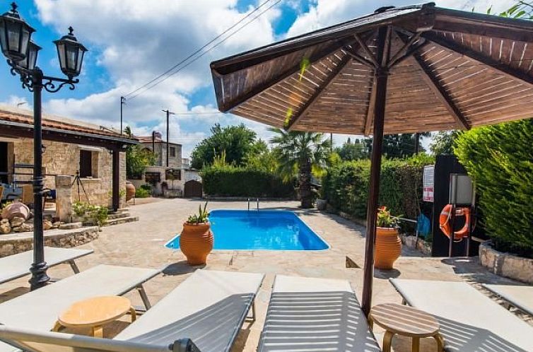 Geniet van de serene omgeving bij het zwembad van Villa Karydhia, een vakantieverblijf in Pano Arodes, Paphos, Cyprus.