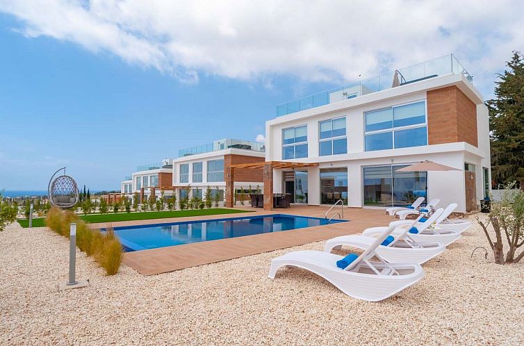 Vakantiehuis Luxuriöse Villa mit 4 Schlafzimmern, Pool und 