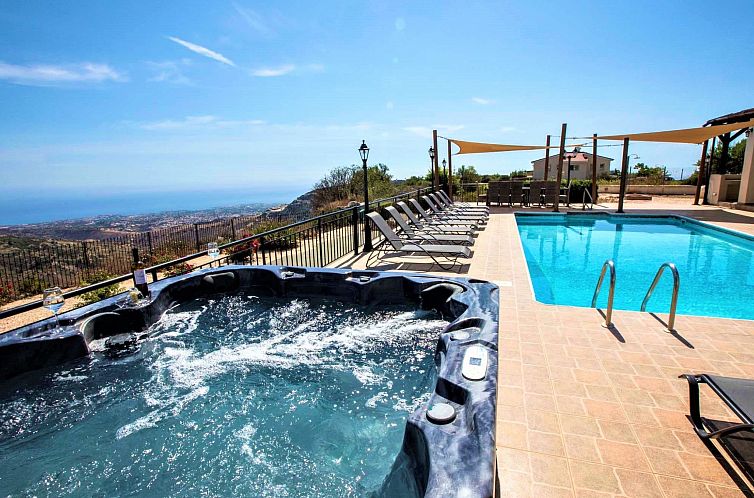 Vakantiehuis Villa mit Blick auf die Berge und Whirlpool