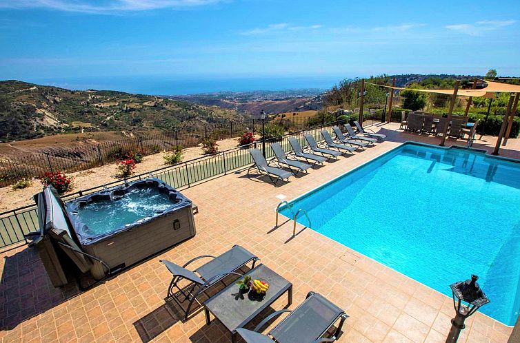 Vakantiehuis Villa mit Blick auf die Berge und Whirlpool