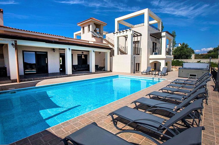 Vakantiehuis Villa mit Blick auf die Berge und Whirlpool