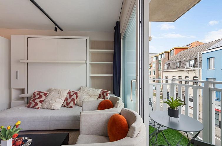 Helle Einrichtung des Ferienhauses Tranquil a Deux in De Panne, Westflandern, mit moderner Kueche und Essbereich.
