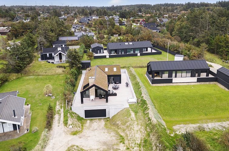 Vakantiehuis "Ilja" - 800m from the sea