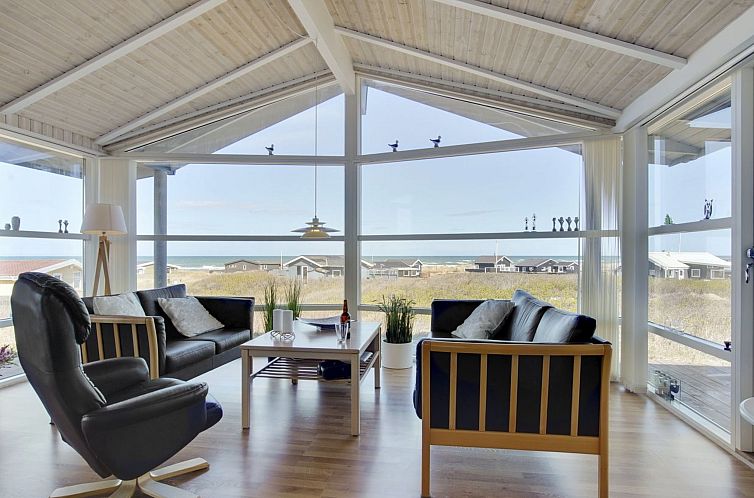 Vakantiehuis "Konsta" - 200m from the sea