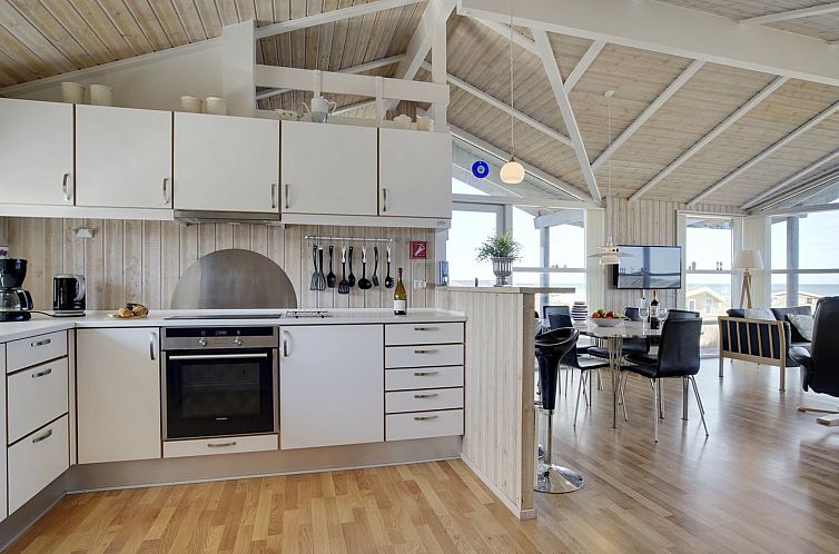 Vakantiehuis "Konsta" - 200m from the sea