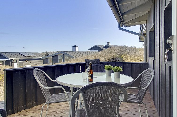 Vakantiehuis "Konsta" - 200m from the sea