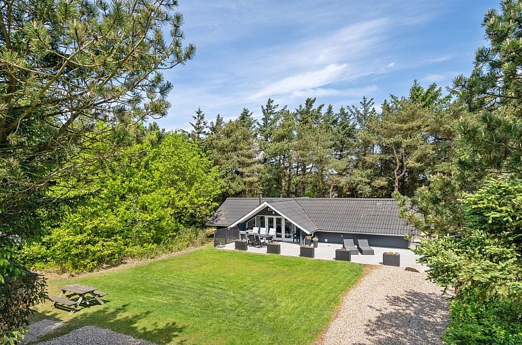 Vakantiehuis "Hjalmara" - 900m from the sea