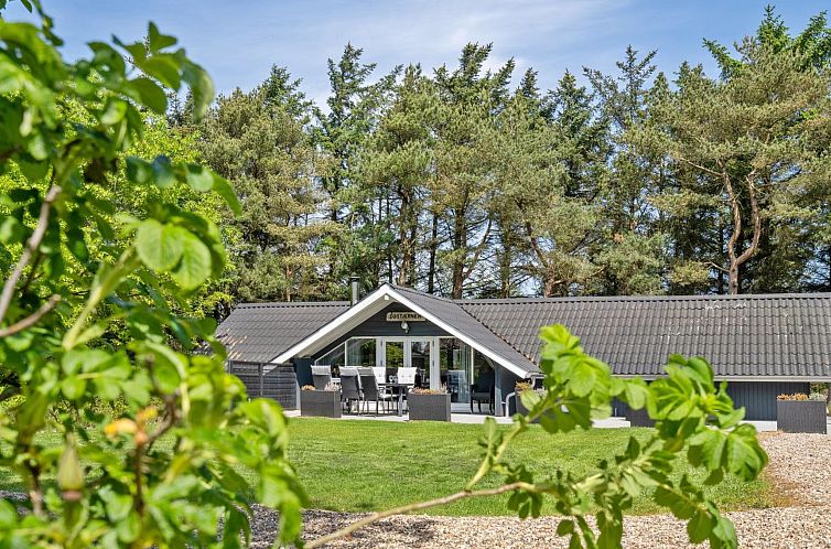 Vakantiehuis "Hjalmara" - 900m from the sea