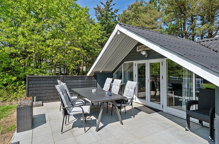 Vakantiehuis "Hjalmara" - 900m from the sea