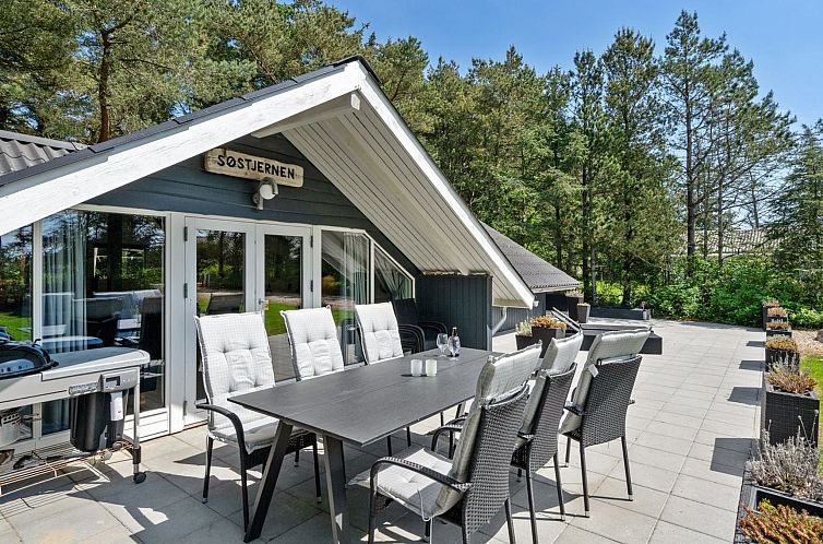 Vakantiehuis "Hjalmara" - 900m from the sea