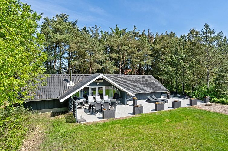 Vakantiehuis "Hjalmara" - 900m from the sea