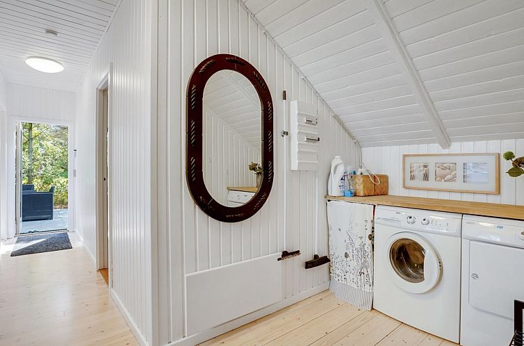 Vakantiehuis "Hjalmara" - 900m from the sea