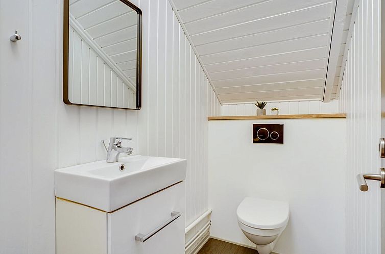 Vakantiehuis "Hjalmara" - 900m from the sea