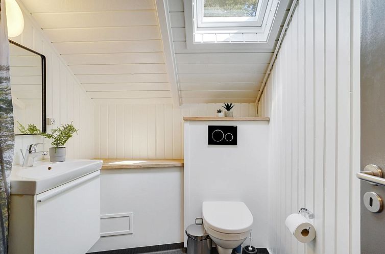 Vakantiehuis "Hjalmara" - 900m from the sea