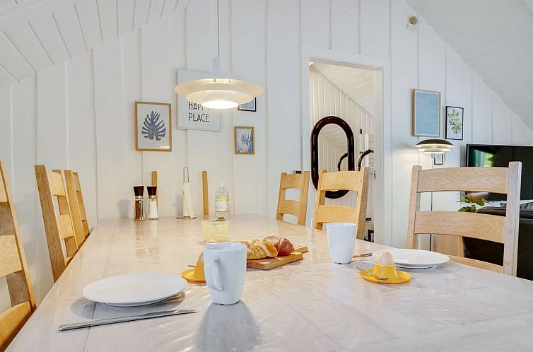 Vakantiehuis "Hjalmara" - 900m from the sea