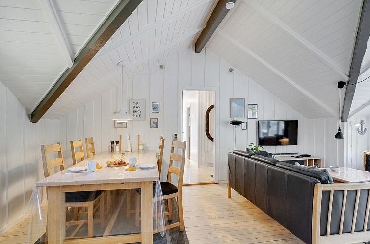 Vakantiehuis "Hjalmara" - 900m from the sea