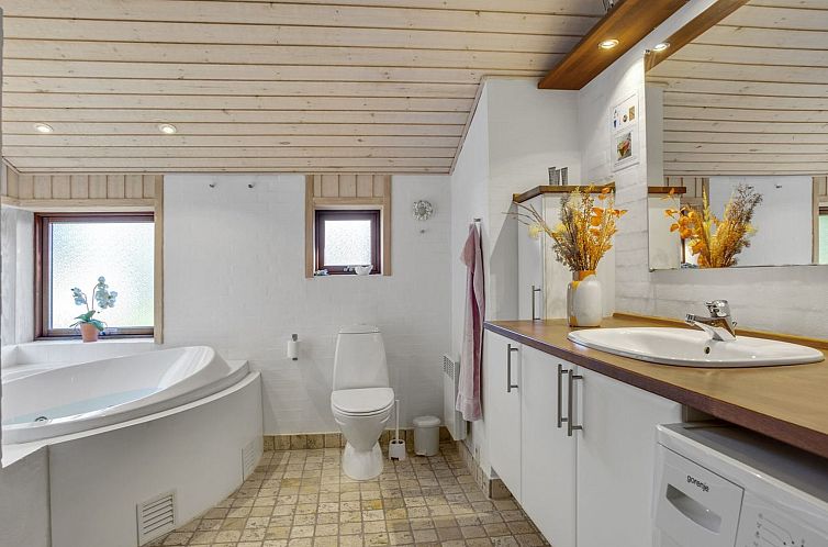 Vakantiehuis "Østmar" - 1.2km from the sea