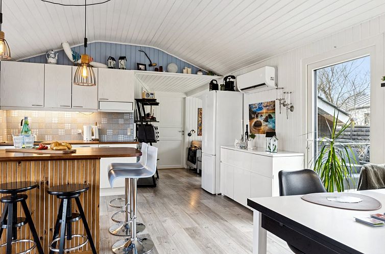 Vakantiehuis "Tjarven" - 300m from the sea