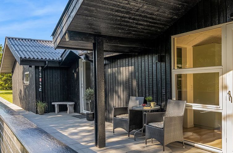 Vakantiehuis "Ema" - 1.9km from the sea