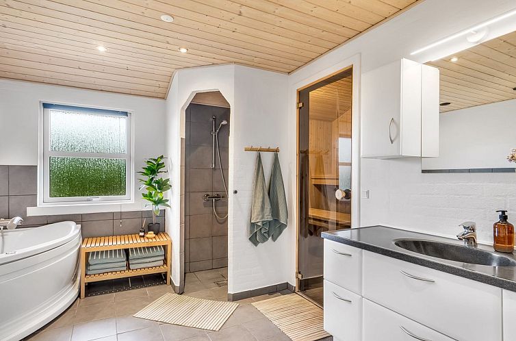 Vakantiehuis "Yngve" - 3.5km from the sea