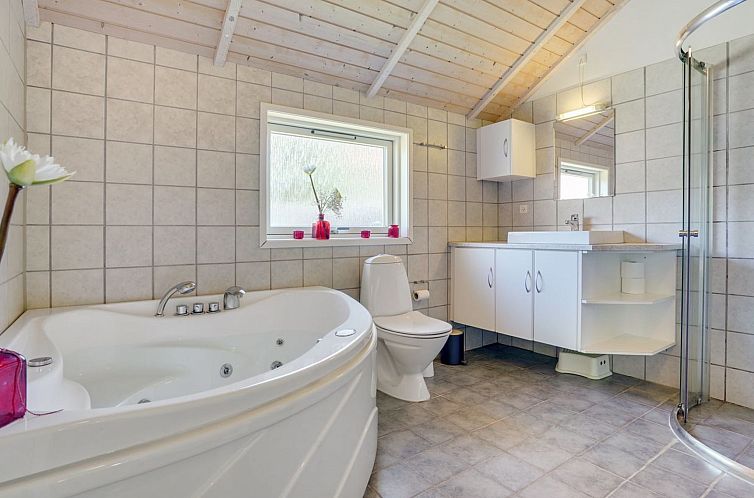 Vakantiehuis "Elita" - 1.7km from the sea