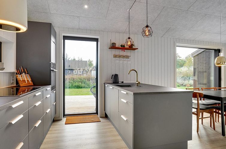 Vakantiehuis "Elita" - 1.7km from the sea