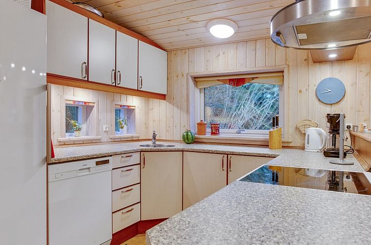 Vakantiehuis "Eljena" - 600m from the sea