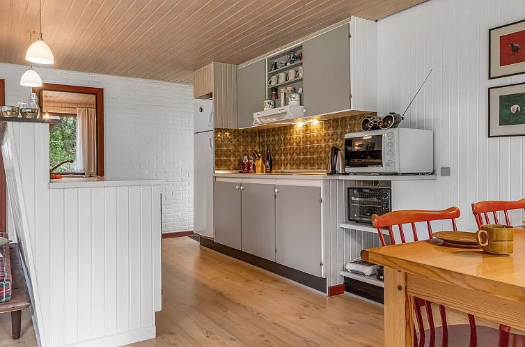 Vakantiehuis "Wenche" - 840m from the sea