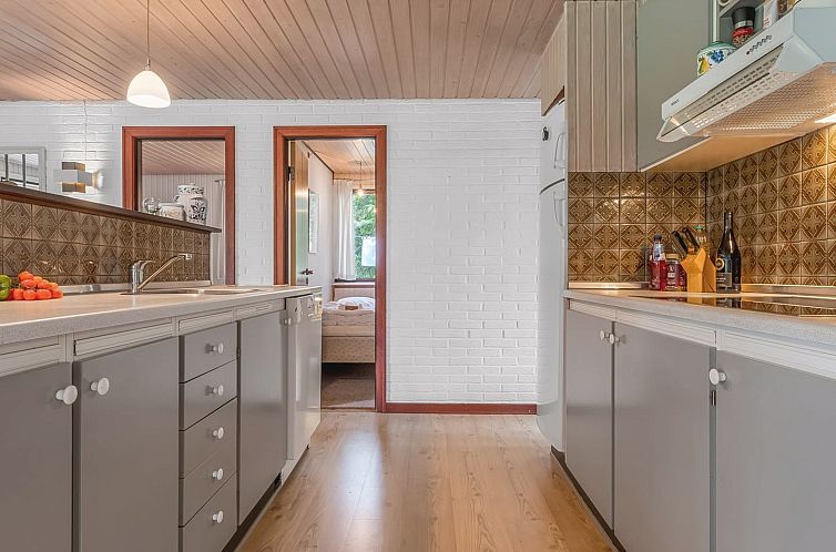 Vakantiehuis "Wenche" - 840m from the sea