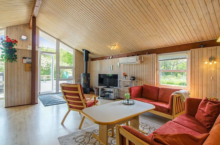 Vakantiehuis "Menka" - 1.3km from the sea