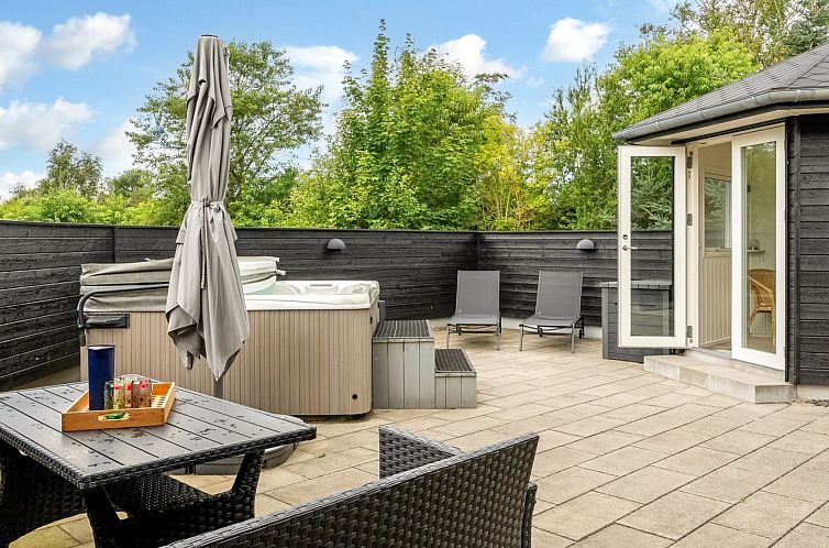 Vakantiehuis "Sunna" - 1.2km from the sea