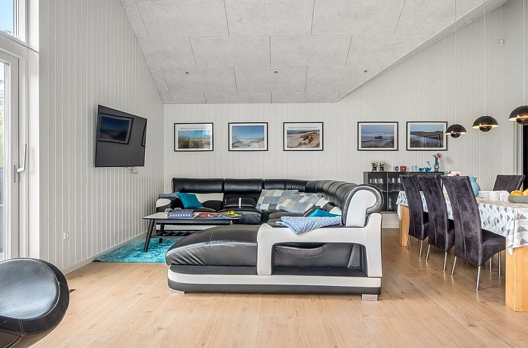 Vakantiehuis "Sunna" - 1.2km from the sea