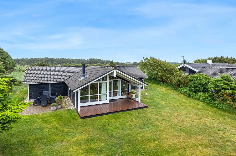 Vakantiehuis "Leya" - 1.2km from the sea