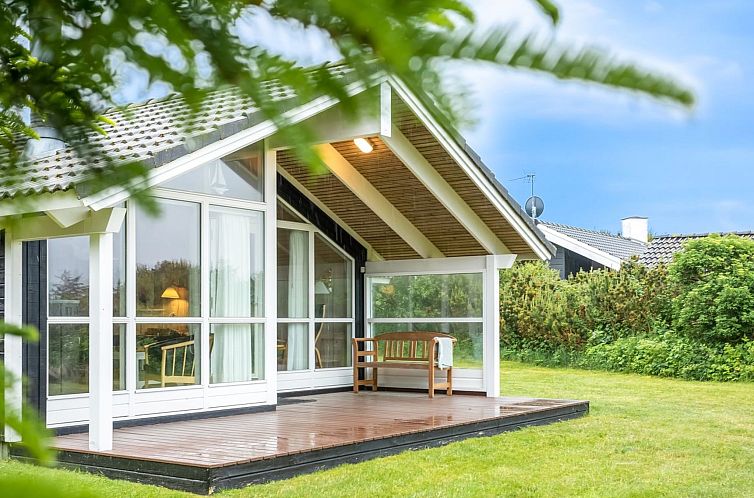 Vakantiehuis "Leya" - 1.2km from the sea