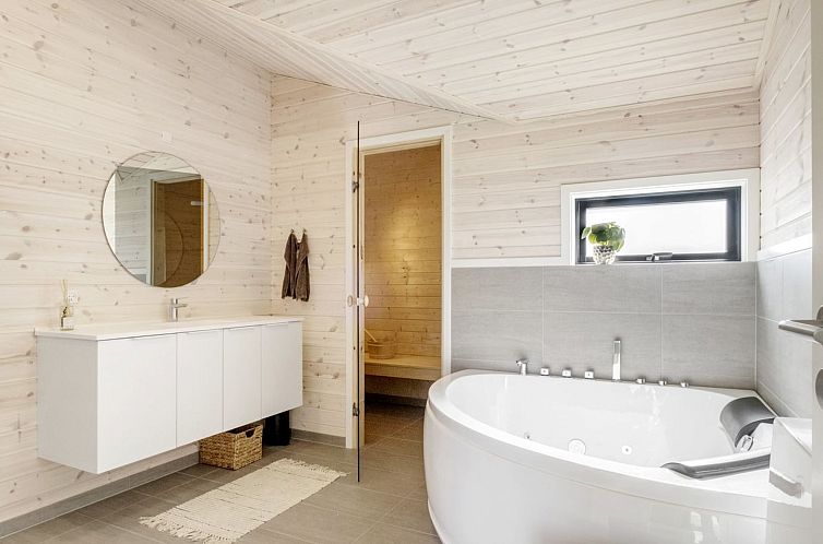 Vakantiehuis "Leya" - 1.2km from the sea
