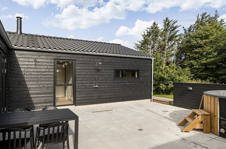 Vakantiehuis "Leya" - 1.2km from the sea