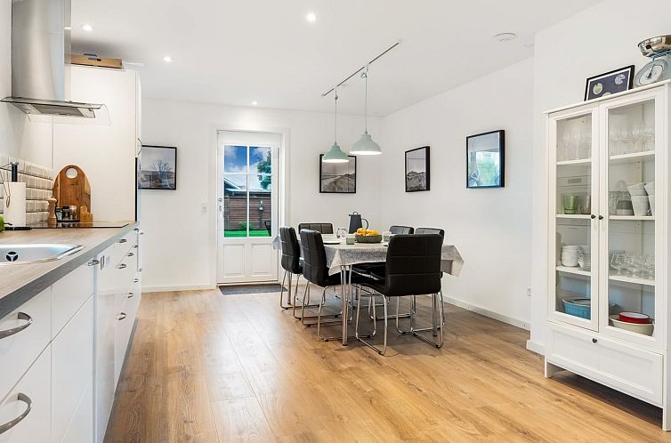 Vakantiehuis "Nanja" - 250m from the sea