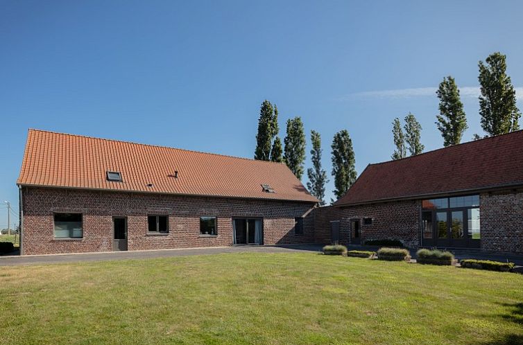 onZENhof Ferienhaus in Heuvelland, Westflandern mit grossem Garten und charakteristischer Backsteinfassade.