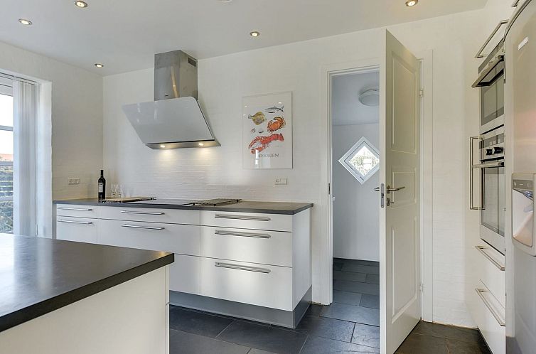 Vakantiehuis "Pelagija" - 900m from the sea