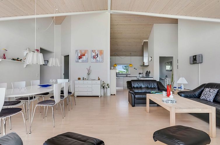 Vakantiehuis "Eve" - 700m from the sea