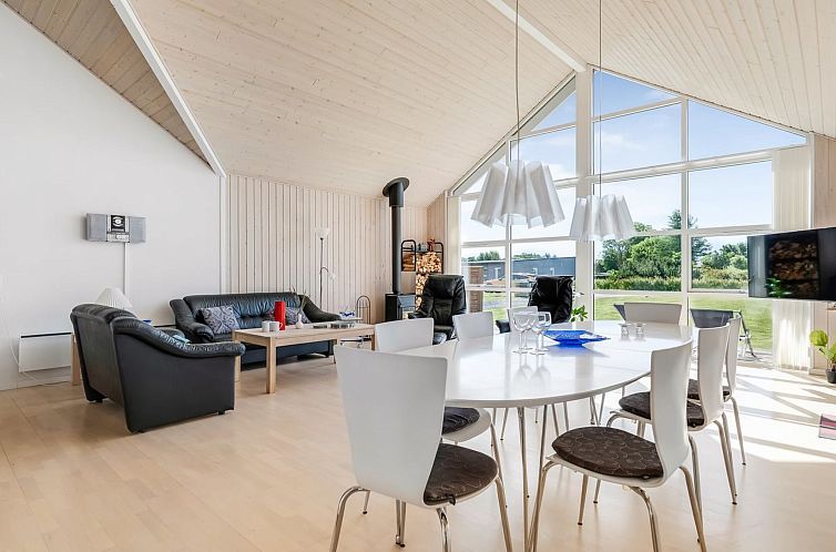 Vakantiehuis "Eve" - 700m from the sea