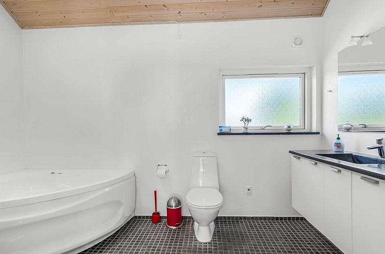 Vakantiehuis "Eve" - 700m from the sea