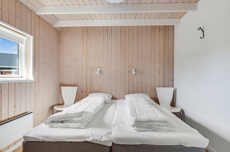 Vakantiehuis "Eve" - 700m from the sea