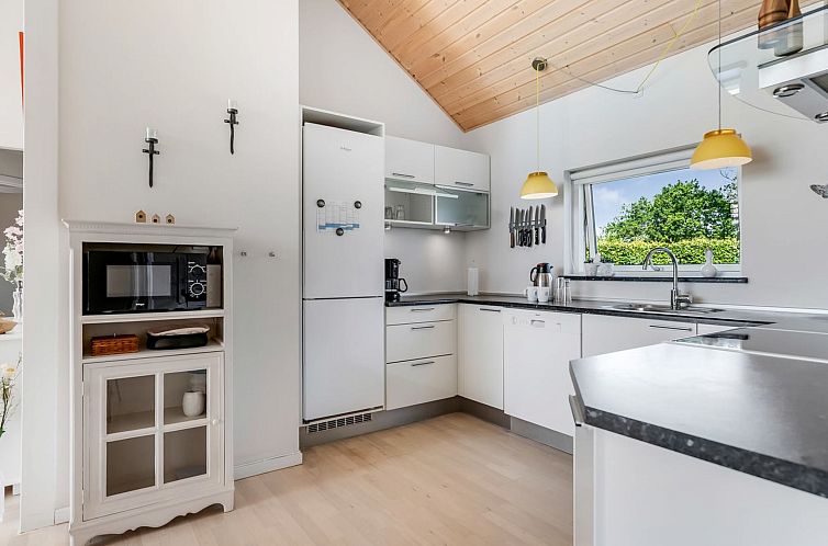 Vakantiehuis "Eve" - 700m from the sea