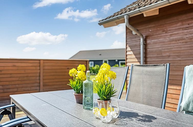 Vakantiehuis "Eve" - 700m from the sea