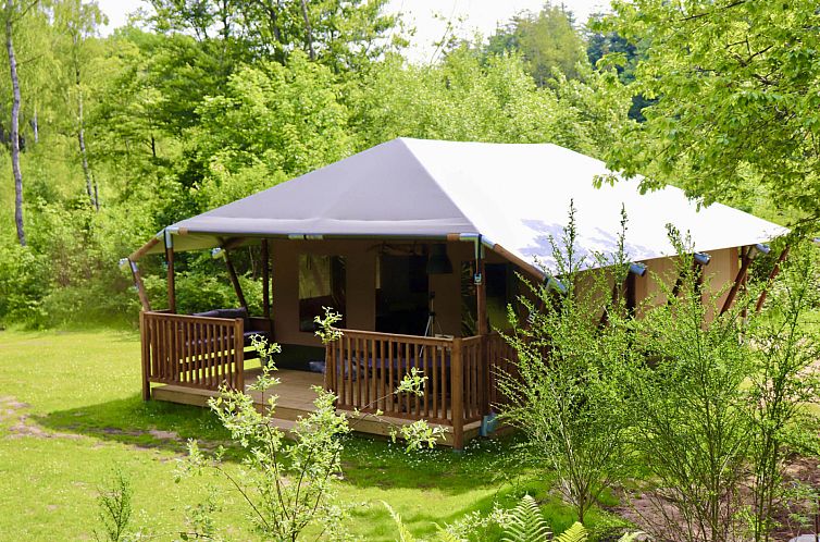 Erleben Sie Glamping in Sindal, Nordjuetland. Charmantes Zelthaus mit Sanitaeranlagen und Terrasse, mitten in Daenemarks gruener Umgebung.